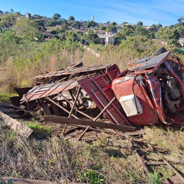 CBMDF é acionado após caminhão capotar em Santa Maria DF 290