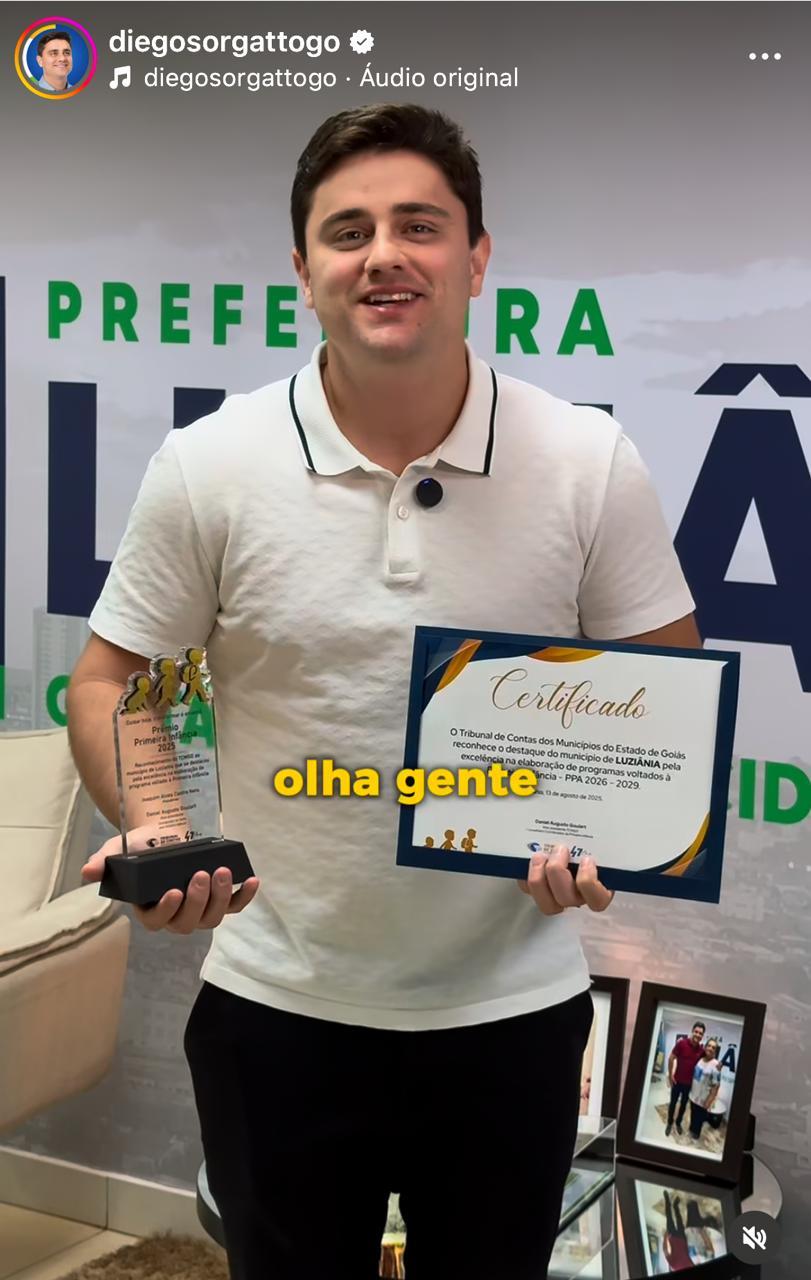 Com troféu e certificado, prefeito Diego expressa alegria do 1º lugar em concurso do TCM-GO