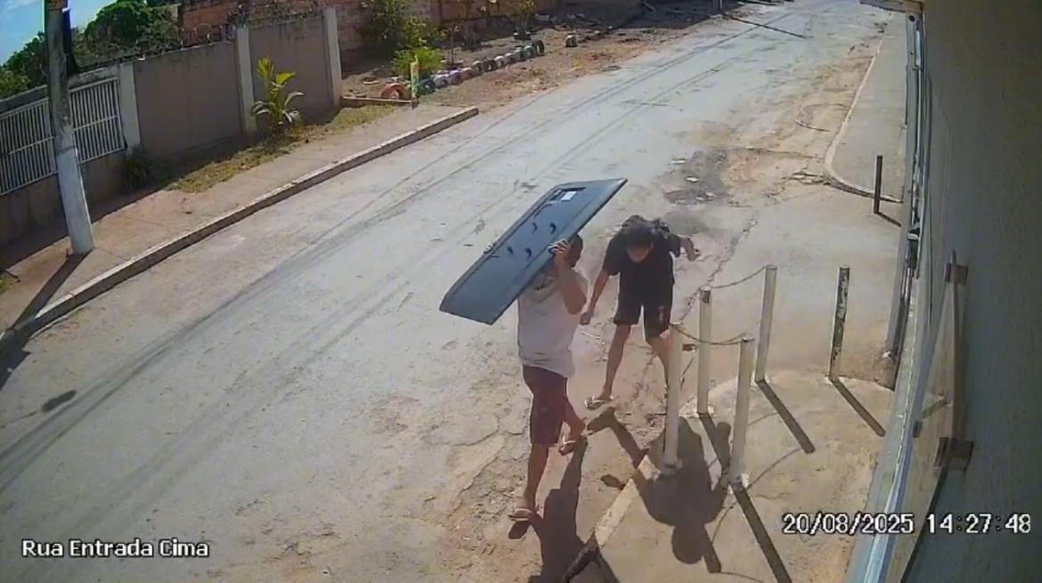 criminosos  aproveitam casa de vizinho vazia para furtar tv de 50 polegadas em Valparaíso.