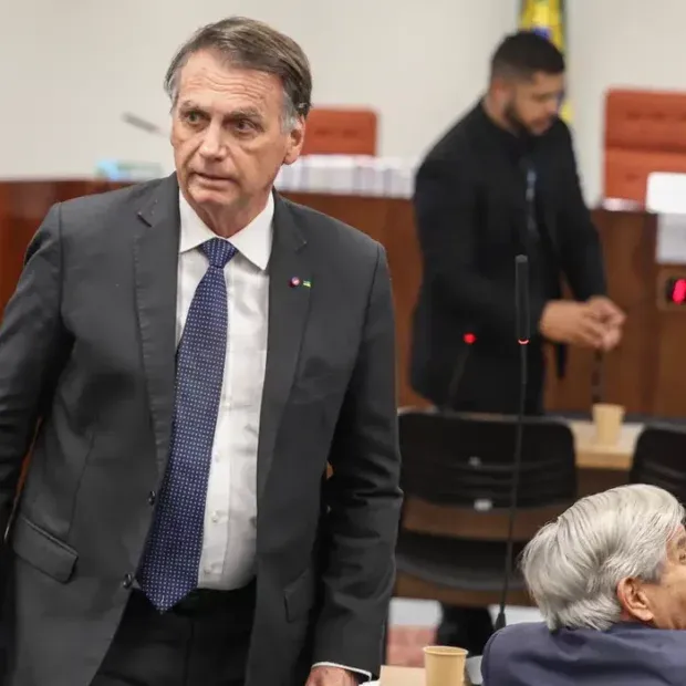 Defesa de Bolsonaro diz que PF produziu ‘peça política’ e nega descumprir medidas