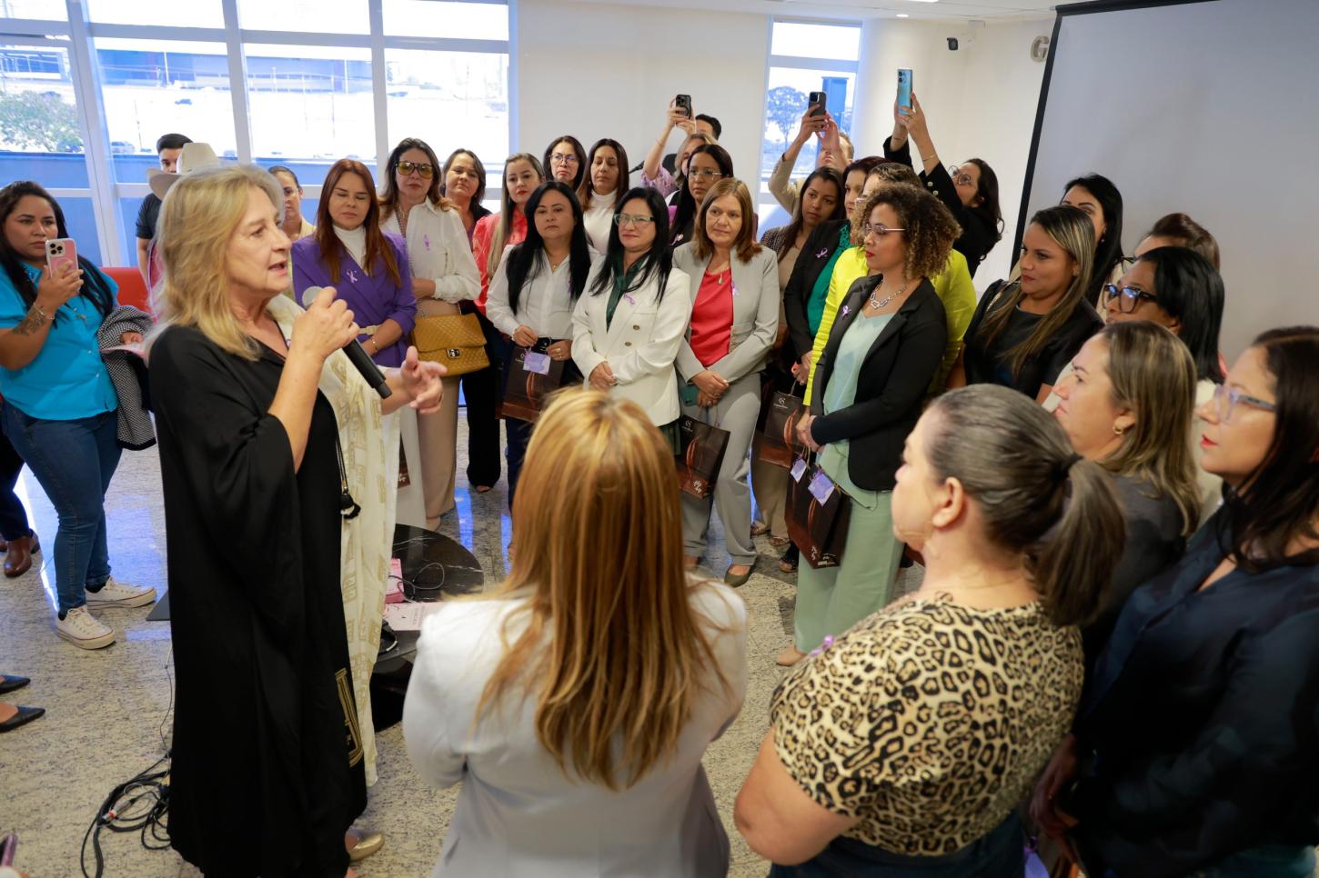 Dra. Zeli lança cartilhas e fortalece rede de proteção às mulheres em Goiás no primeiro “Café com a Deputada”