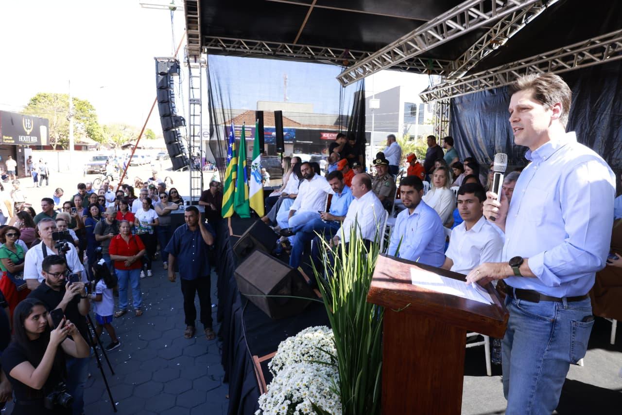 Duplicação da GO-010 é anunciada por Daniel Vilela no aniversário de Vianópolis