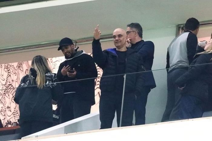 Jornalista que tirou foto de Moraes fazendo gesto obsceno é demitido