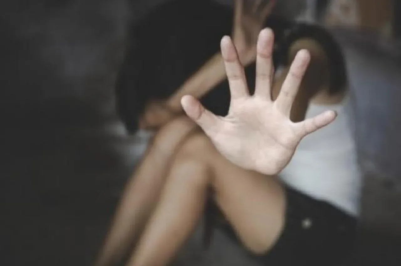 Mãe recebe dinheiro e deixa marido estuprar própria filha