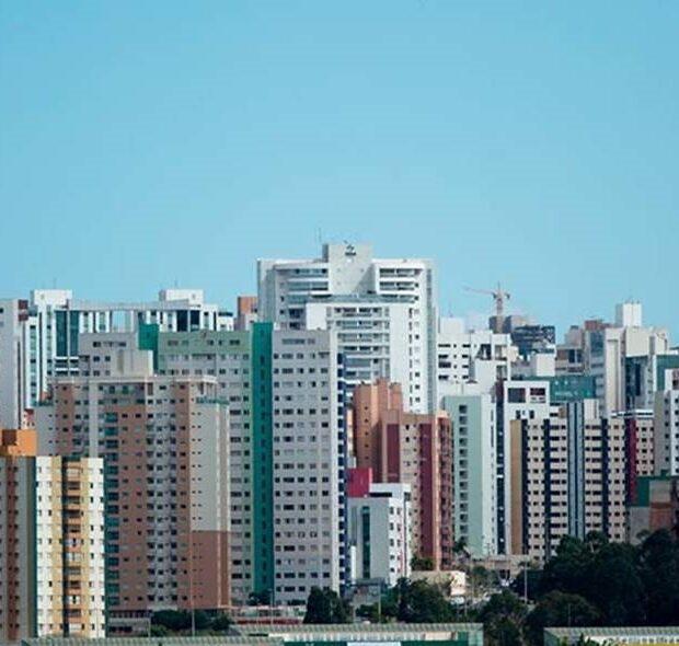 Moradora presa em elevador com bebê será indenizada por condomínio e empresa de manutenção