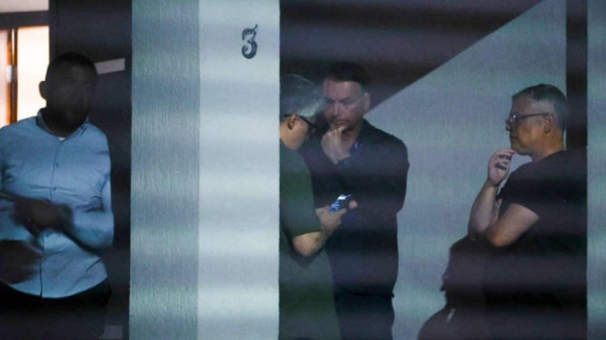 Moraes manda polícia monitorar Bolsonaro em tempo integral para evitar fuga