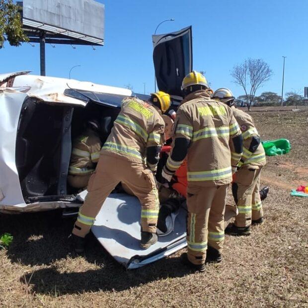 Mulher é resgatada após capotamento próximo ao Zoológico de Brasília