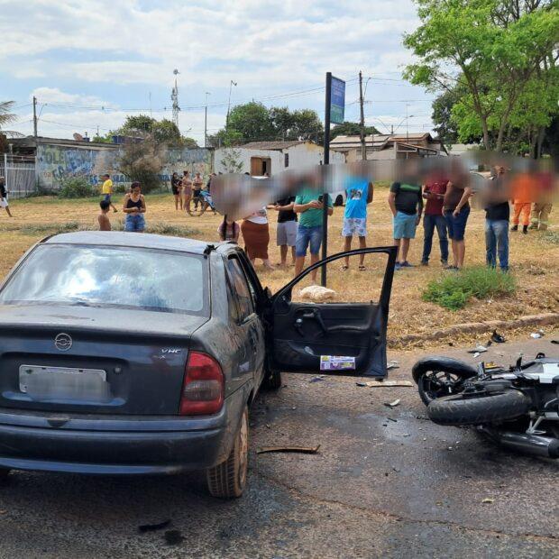 Acidente entre moto e carro deixa um morto e dois feridos no Gama