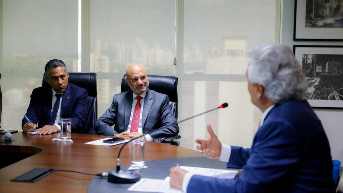 Caiado busca parcerias com Índia para exploração de terras raras