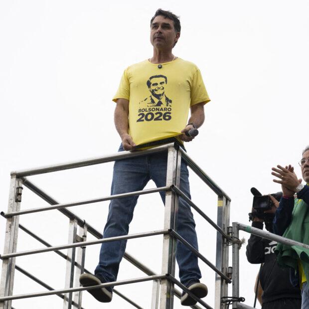 Flávio diz em ato no Rio que STF irá entregar cabeça de Moraes na bandeja