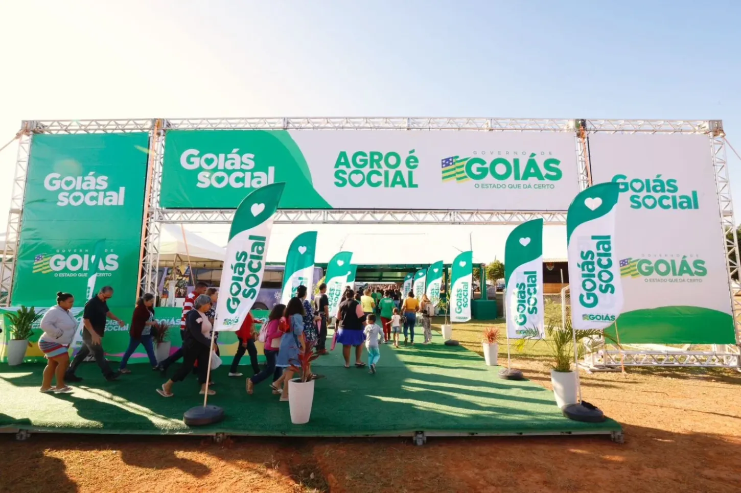 Governo de Goiás entrega mais de 2 mil benefícios sociais em Formosa