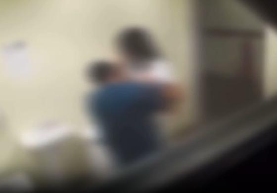 Médico é flagrado transando com estagiária, enquanto pacientes espera por atendimento em Upa