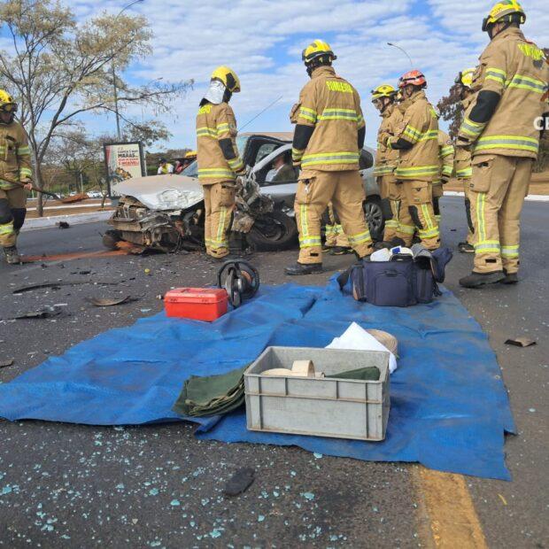 Motorista fica preso às ferragens após colisão no Parque da Cidade