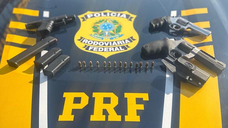 PRF prende casal com arsenal em fiscalização na BR-060