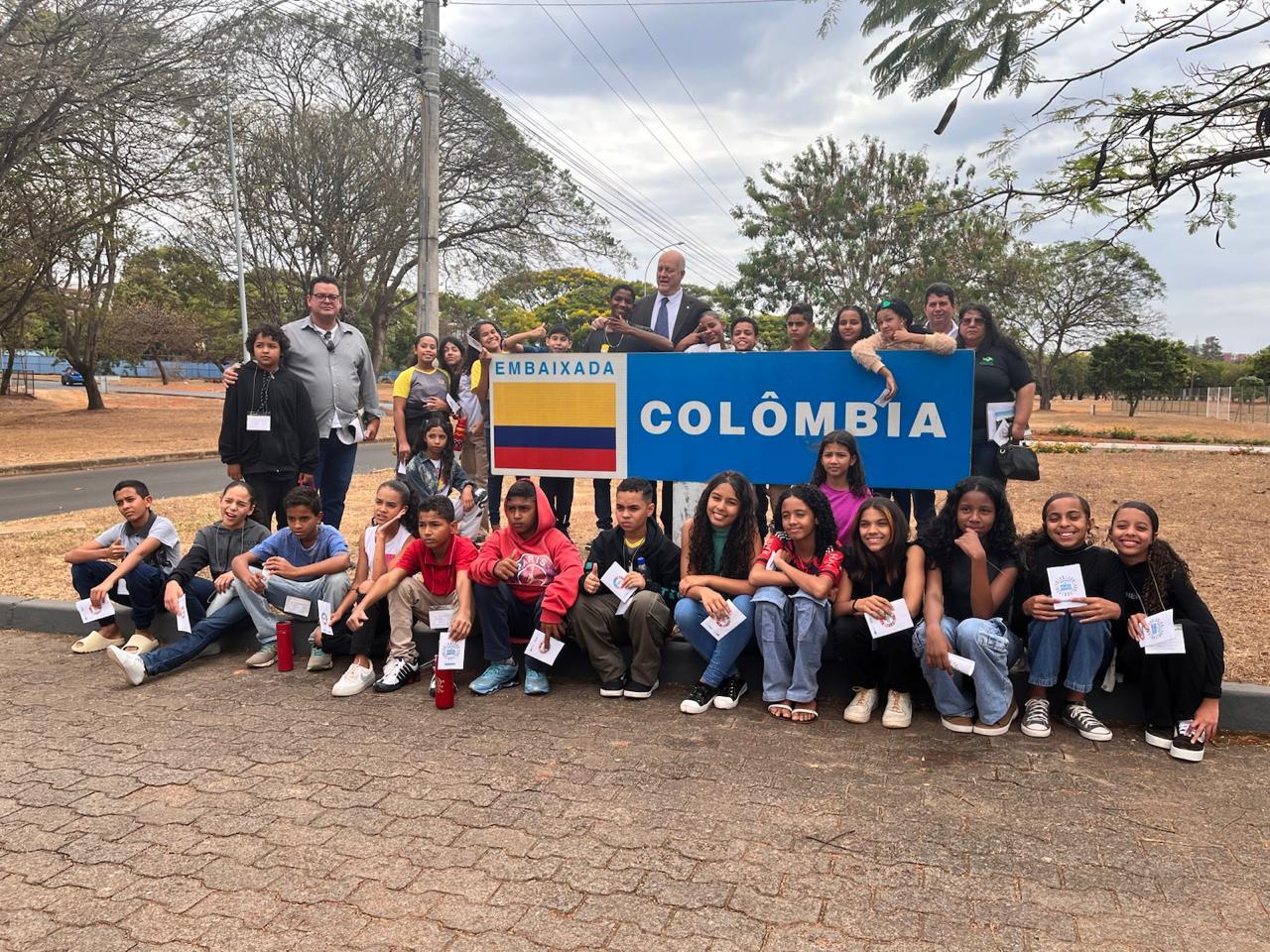 Projeto Portas abertas para o futuro da (SEDF-GO) leva estudantes de Luziânia para cinhecer Embaixada da Colômbia