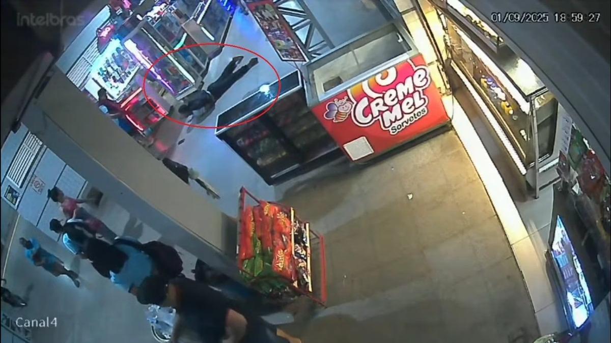 Vídeo ; Homem é morto com cinco facadas no meio de rodoviária de planaltina DF