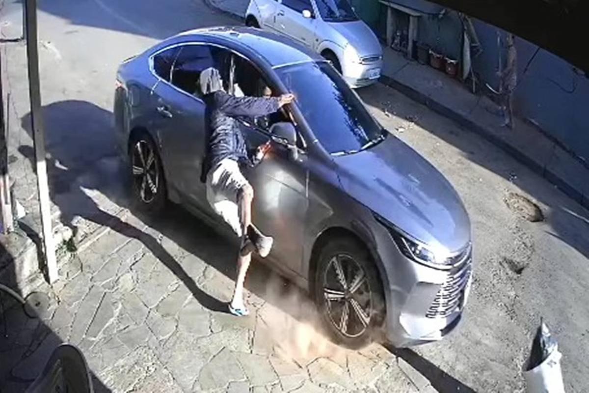 Vídeo: Idoso voa atropelado por carro furtado por adolescente durante fuga no DF