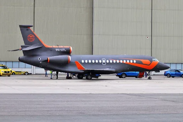 Avião de piloto tetracampeão da F-1 chama a atenção em Brasília.