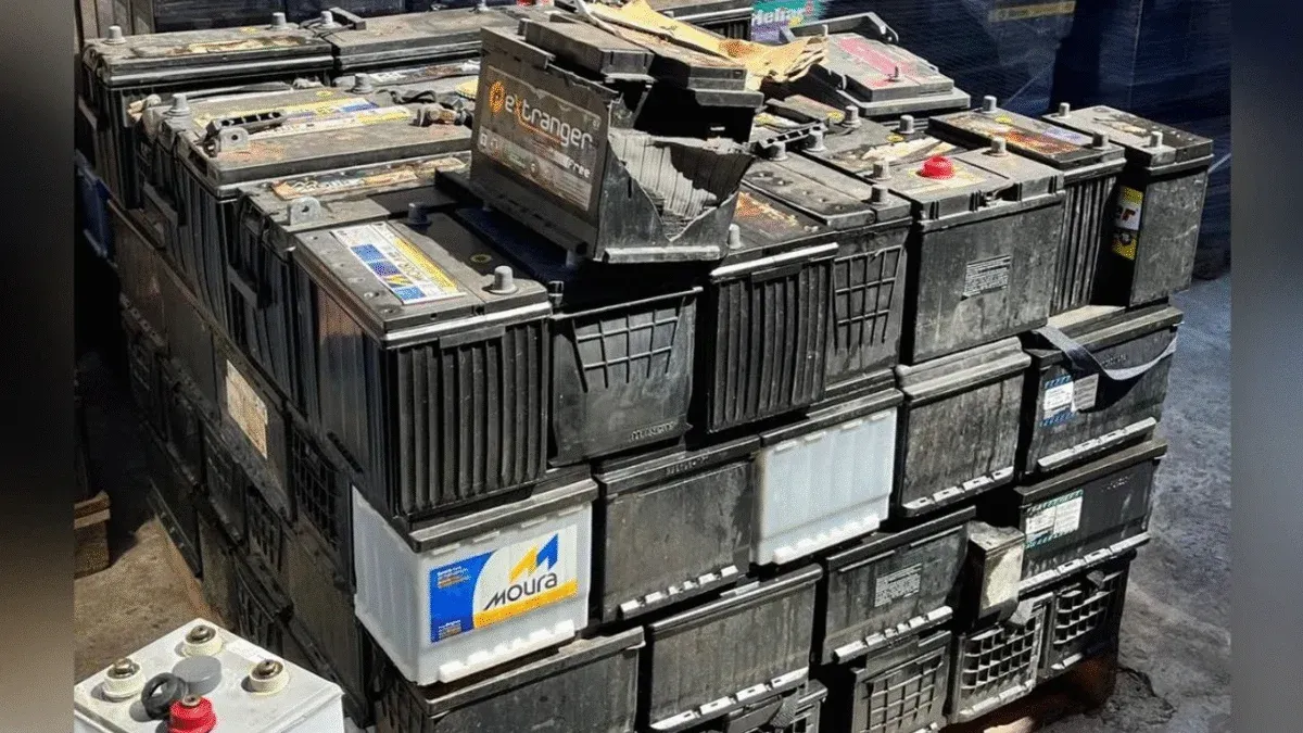 GCM apreende baterias de telefonia furtadas durante troca em postes, em Goiânia