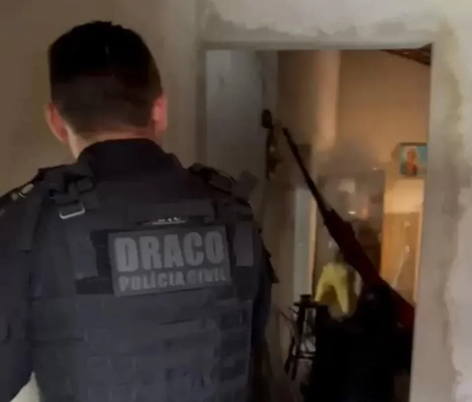 VÍDEO ; Membro do PCC morre ao trocar tiros com policiais do DRACO durante operação em Água Branca