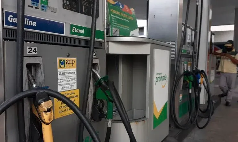 Gasolina volta a ficar mais cara no Brasil do que no exterior, diz Abicom