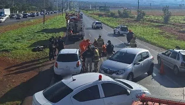 Motociclista sofre fratura exposta em colisão na BR-020