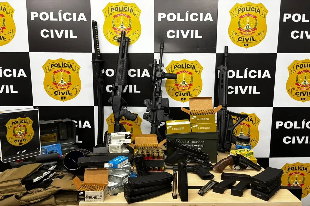 Polícia civil apreende Fuzis 762, 556 e pistolas de colecionador no DF