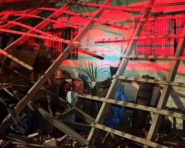 Telhado desaba em residência no Recanto das Emas; ninguém fica ferido