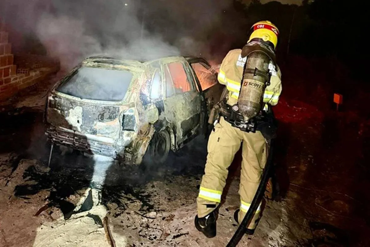Cadáver é encontrado carbonizado em porta malas de carro incendiado no DF
