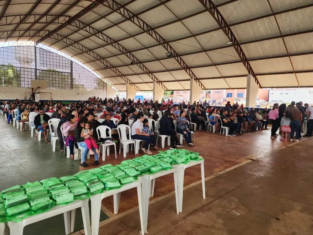 Diego sorgato entrega 350 óculos para alunos da rede pública municipal de Luziânia