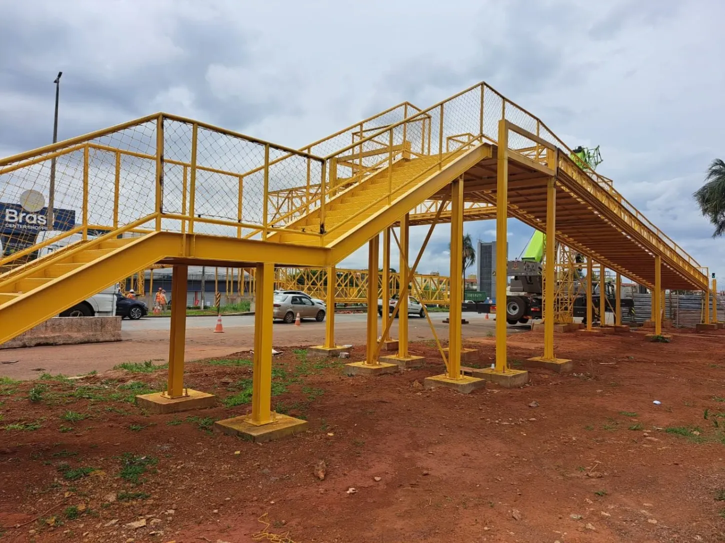 Passarela amarela sob á br 040 em valparaíso volta ser montada pelo Dnit