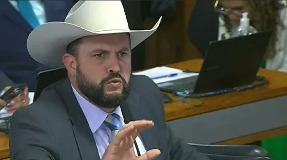 Zé Trovão critica paralisação de caminhoneiros e aponta interesse político.