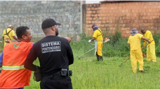 Ação cidade Limpa ; Parceria Governo municipal e Polícia penal coloca detentos para fazer limpeza em bairro de Valparaíso