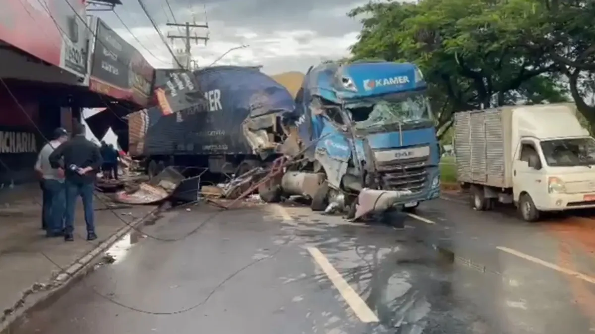 Acidente envolvendo carreta desgovernada atinge fachadas de lojas e derruba poste em Goiânia