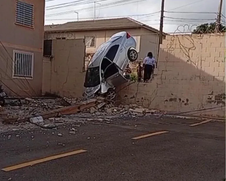 Batida forte deixa carro pendurado em muro de condomínio em Valparaíso