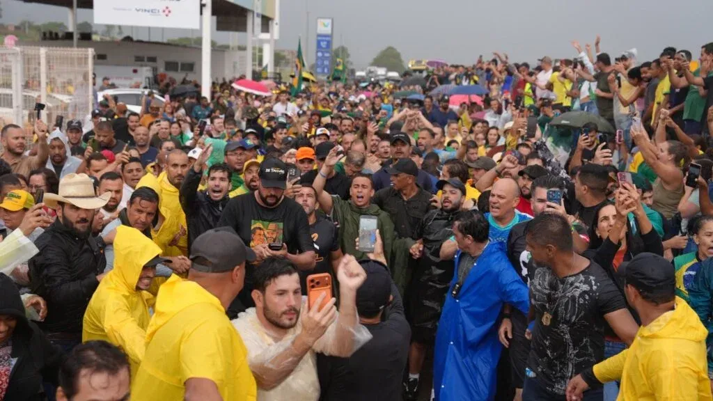 Caminhada de Nikolas Ferreira atinge 120km no 4º dia, rumo a ato no DF contra prisão de Bolsonaro