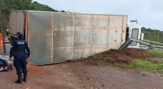Caminhão refrigerado tomba na Barragem do Paranoá e mobiliza bombeiros