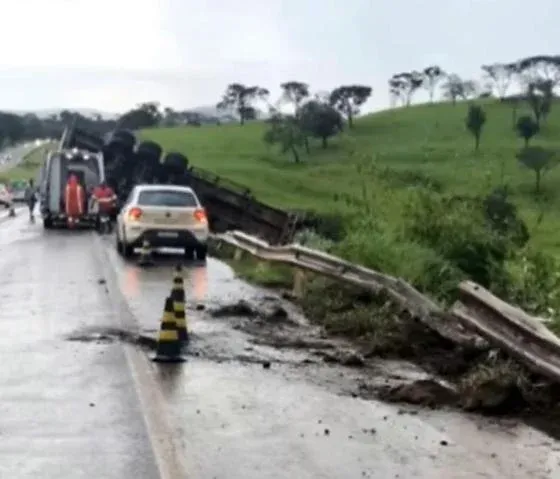 Caminhão tomba perto de pedágio em Goiás, deixa dois m0rt0s e outros em estado grave