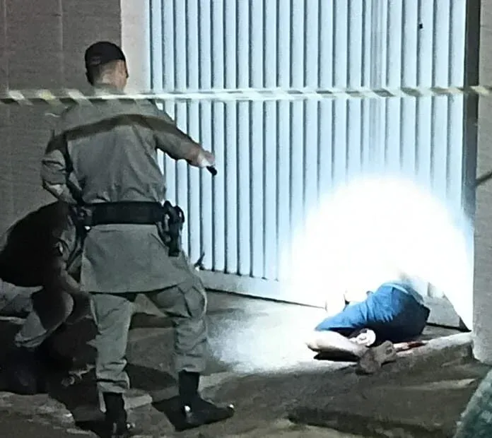 Com intenso sangramento homem corre pelas ruas até cair e morrer em Novo Gama