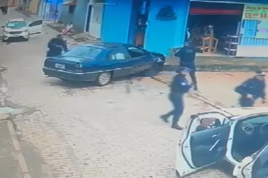 Dupla furta carro, deixa motorista ferido e bate veículo na fuga. Veja vídeo