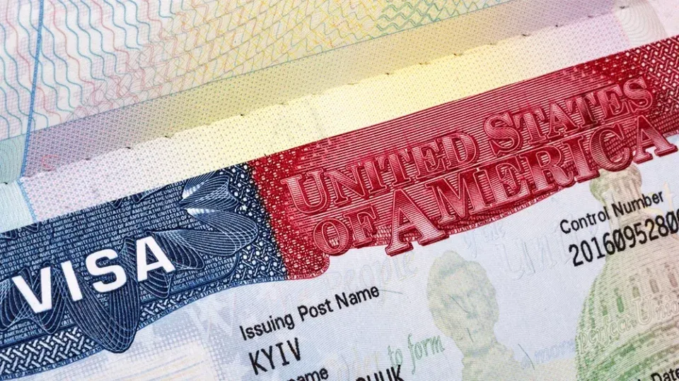 EUA suspendem a emissão de visto de imigração do Brasil e mais 74 países F