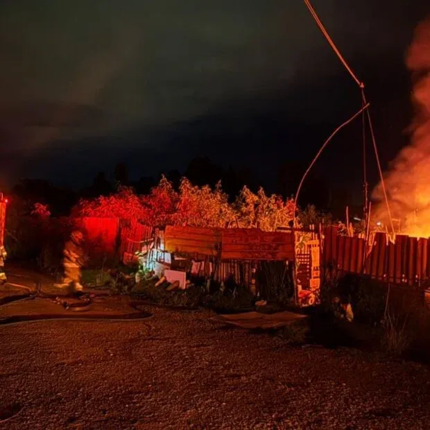 Incêndio atinge casebre e mobiliza cinco viaturas dos bombeiros no Núcleo Bandeirante