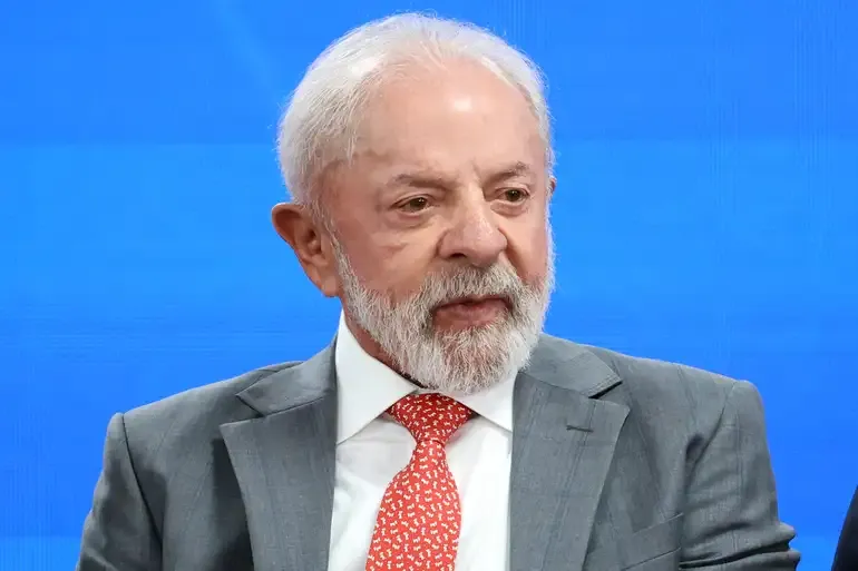Lula deixa hospital após cirurgia de catarata no olho esquerdo