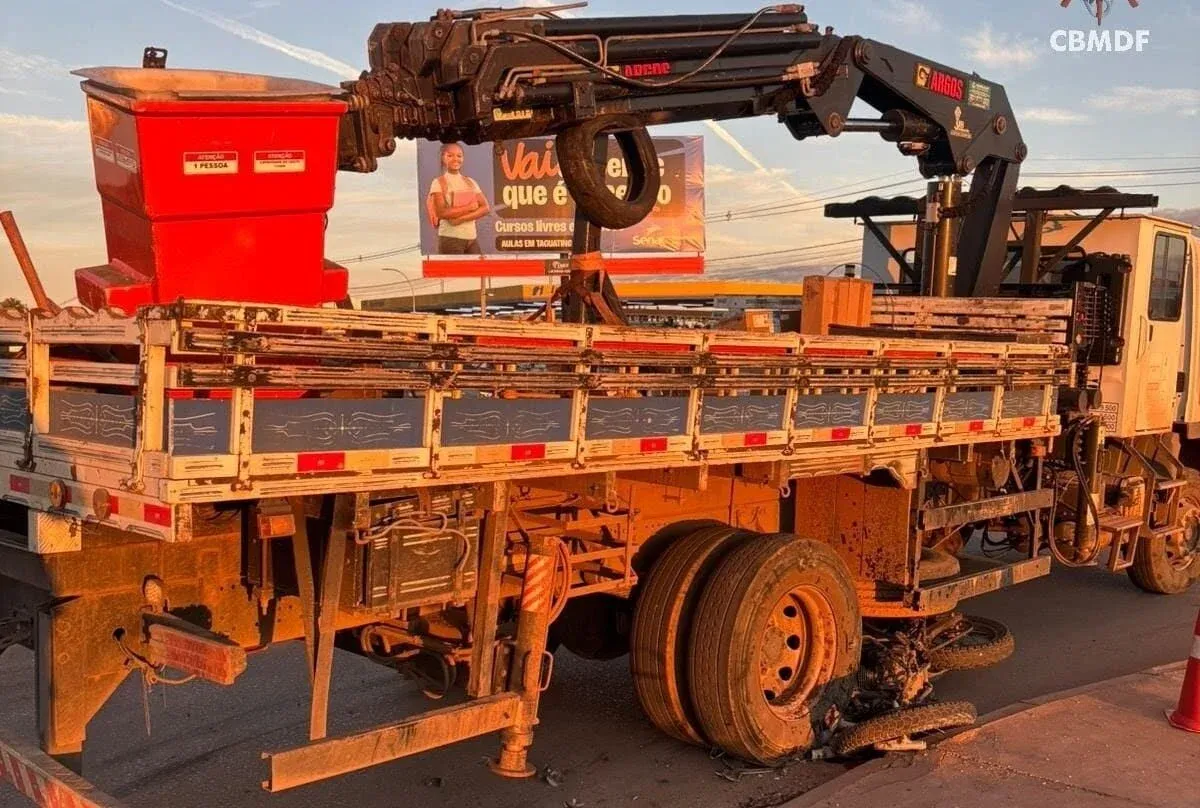 Motociclista morre após colisão com caminhão na Estrutural