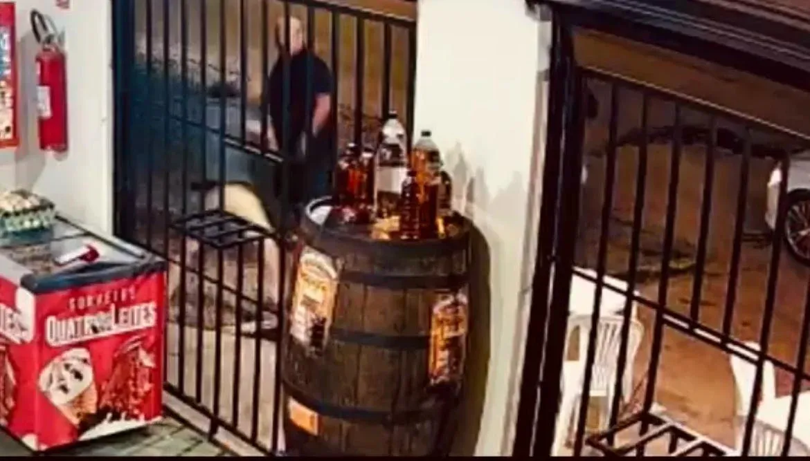 Vídeo mostra momento que autor chega na BMW e atira no filho do vereador assassinado em Luziãnia