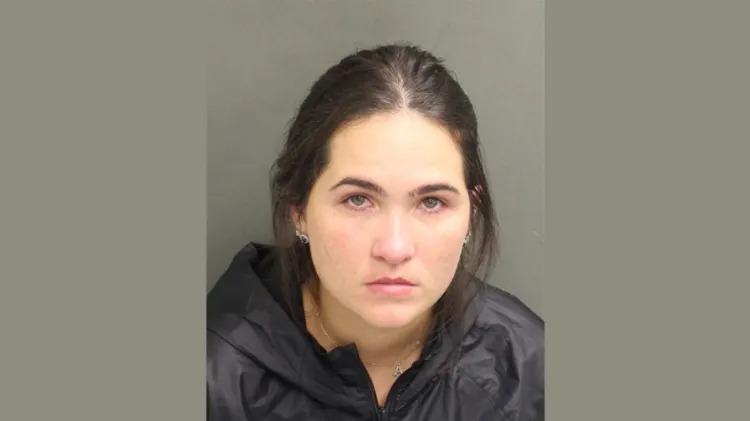 Amanda Vasconcelos Tavares Reis, 28, esposa do músico Henrique, dupla de Juliano, foi presa ontem em Orlando, na Flórida, nos EUA.