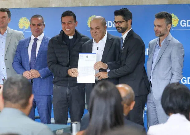 Deputado Fred Linhares participa da entrega de 600 escrituras a entidades religiosas e assistenciais do DF