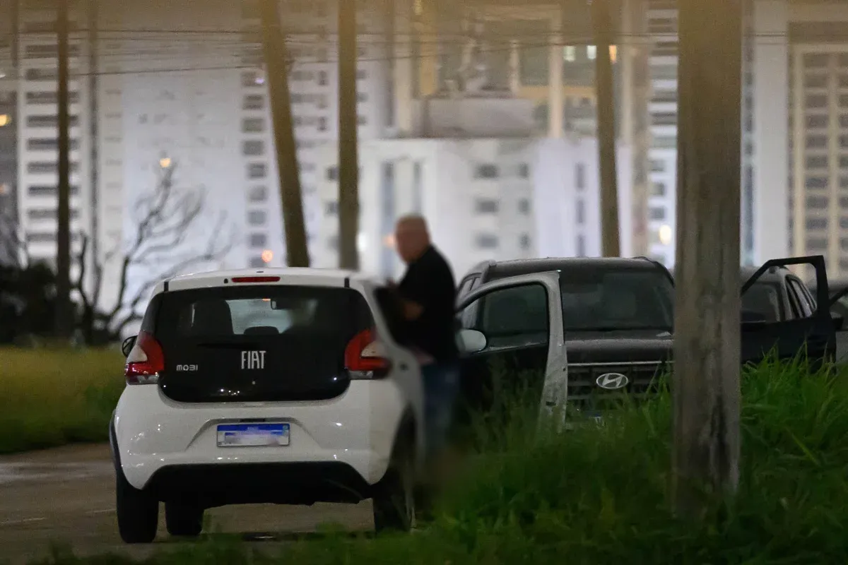 Motoristas fazem filas para famosa rapidinha entre homens atrás do taguatinga shopping