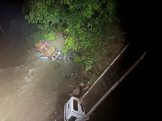 Mulher morre após guincho que transportava carro cair em rio depois de batida