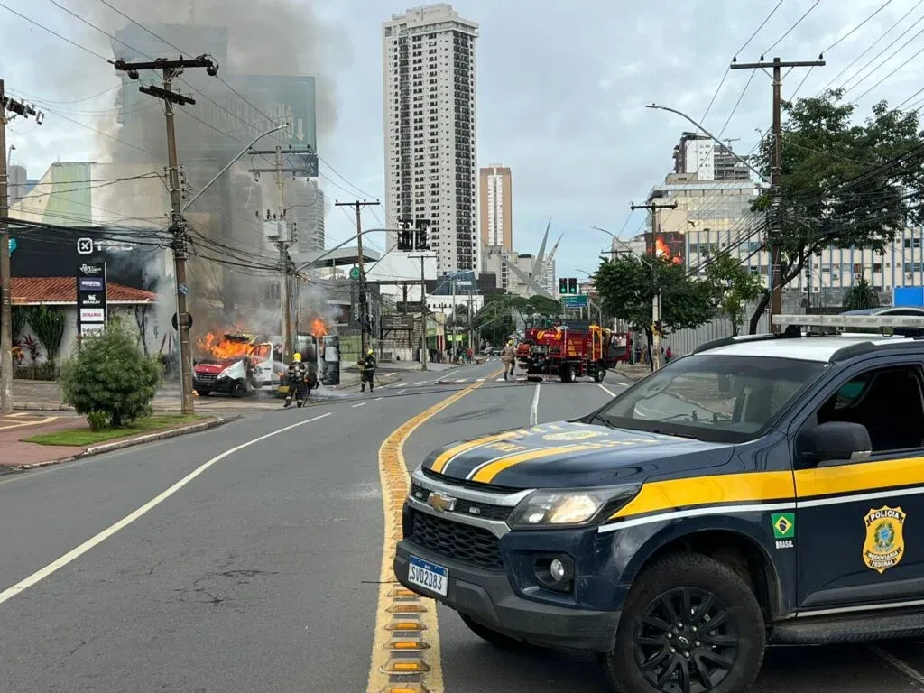 Ambulância pega fogo em calçada do Setor Marista e local é interditado por risco de explosão